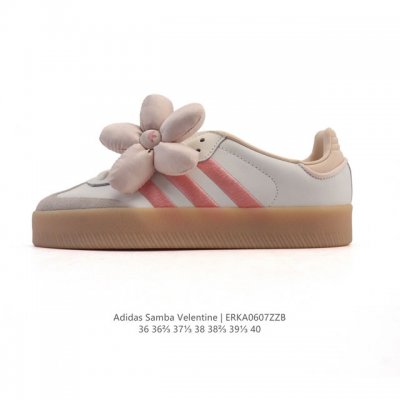 Adidas 阿迪达斯 女款运动鞋 三叶草Samba Velentine 休闲鞋 德训鞋 大花朵 复古板鞋经典运动鞋。一款阿迪达斯的Samba面包鞋，该鞋具有厚