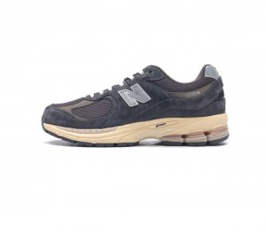 新百伦 New Balance 2002R 跑鞋 男女运动鞋 沿袭了面世之初的经典科技 以 Encap 中底配以升级版 N-Ergy 缓震物料 鞋面则采用特色的