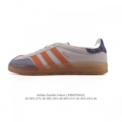 阿迪达斯 Adidas Originals Gazelle Indoor复古三叶草防滑透明橡胶板鞋经典运动鞋。这款经典鞋,忠于原版设计,缀撞色三条纹和鞋跟饰片。