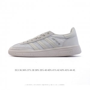 阿迪达斯 Adidas Handball Spezial 低帮三叶草学院风复古休闲板鞋 德训鞋 橡胶底柔软皮革经典运动鞋板鞋。圆头、缝合拼接设计、正面绑带、鞋舌