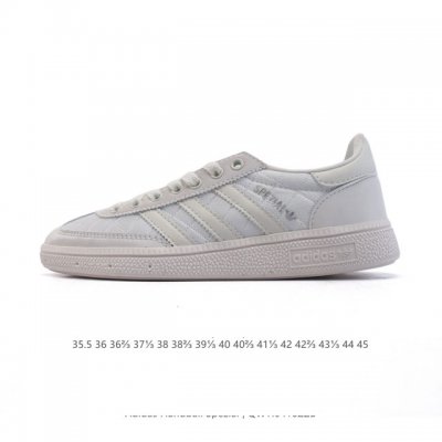 阿迪达斯 Adidas Handball Spezial 低帮三叶草学院风复古休闲板鞋 德训鞋 橡胶底柔软皮革经典运动鞋板鞋。圆头、缝合拼接设计、正面绑带、鞋舌