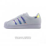 阿迪达斯 Adidas Superstar 2025年新款鞋子 蛇年新款经典贝壳头系列 新款休闲板鞋潮流女士运动鞋 。鞋面柔软皮革拼接材质 标志性的贝壳鞋头，简