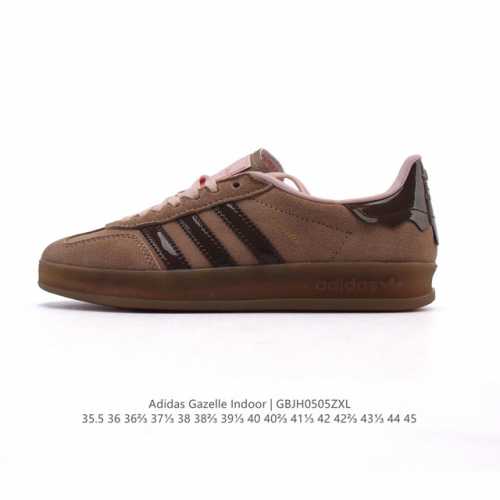 公司级 阿迪达斯 Adidas Originals Gazelle Indoor复古三叶草防滑透明橡胶板鞋经典运动鞋。这款经典鞋,忠于原版设计,缀撞色三条纹和鞋