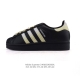 阿迪达斯 Adidas Superstar 2025年新款鞋子 蛇年新款经典贝壳头系列 新款休闲板鞋潮流女士运动鞋 。鞋面柔软皮革拼接材质 标志性的贝壳鞋头，简