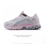 nike 耐克新款 Zoom Vomero 5 运动鞋休闲训练跑步鞋。Nike Zoom Vomero 5 女子运动鞋妥帖包覆足部，提供透气支撑效果。耐穿材料组