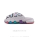 耐克 Nike Air More Uptempo Slide皮蓬拖鞋 休闲沙滩鞋 家居拖鞋 以流行于街头的涂鸦文化为设计灵感，整体的设计风格夸张而充满魅力，厚实