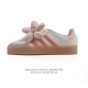 Adidas 阿迪达斯 女款运动鞋 三叶草Samba Velentine 休闲鞋 德训鞋 大花朵 复古板鞋经典运动鞋。一款阿迪达斯的Samba面包鞋，该鞋具有厚
