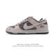 公司级 耐克 Nike Dunk Low Retro 运动鞋复古板鞋。作为 80 年代经典篮球鞋款，起初专为硬木球场打造，后来成为席卷街头的时尚标杆，现以经典细