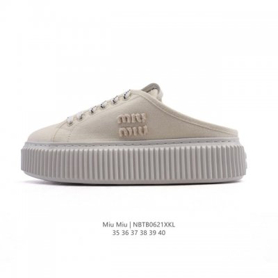 新品公司级 Miumiu厚底增高 包头运动凉拖鞋，半拖鞋 一脚蹬 家居休闲时尚舒适之选！缪缪 Miumiu 的厚底松糕跟帆布鞋，以其卓越的品质和时尚感，成为了时