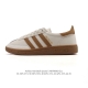 阿迪达斯 Adidas Handball Spezial 低帮三叶草学院风复古休闲板鞋 德训鞋 橡胶底柔软皮革经典运动鞋板鞋。圆头、缝合拼接设计、正面绑带、鞋舌
