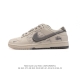 公司级 耐克 Nike Dunk Low Retro 运动鞋复古板鞋。作为 80 年代经典篮球鞋款，起初专为硬木球场打造，后来成为席卷街头的时尚标杆，现以经典细