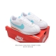 Nike Classic Cortez Nylon 耐克阿甘鞋女子运动鞋。秉承元年款经典风格，糅合防水鞋面设计，令双足保持干爽舒适。防水锦纶鞋面强势抵御风雨侵袭
