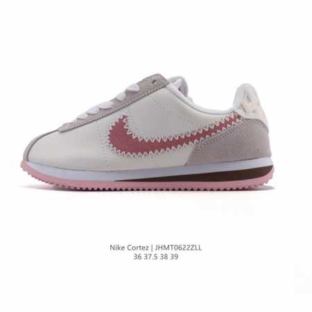 Nike Classic Cortez Nylon 耐克阿甘鞋女子运动鞋，秉承元年款经典风格，糅合防水鞋面设计，令双足保持干爽舒适。防水锦纶鞋面强势抵御风雨侵袭 - 点击图像关闭
