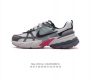 Nike 耐克 V2K Run 减震防滑 复古低帮跑步鞋 超火复古跑鞋，采用太空革组合呼吸网眼布鞋面材质，搭载正确4层组合底模，嵌入tpu加固稳定模块,双层md