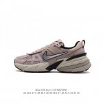 Nike 耐克 V2K Run 减震防滑 复古低帮跑步鞋 超火复古跑鞋，采用太空革组合呼吸网眼布鞋面材质，搭载正确4层组合底模，嵌入TPU加固稳定模块,双层MD