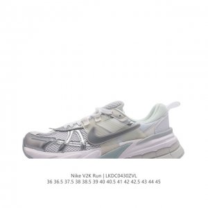 Nike 耐克 V2K Run 减震防滑 复古低帮跑步鞋 超火复古跑鞋，采用太空革组合呼吸网眼布鞋面材质，搭载正确4层组合底模，嵌入tpu加固稳定模块,双层md