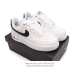 耐克 Nike Air Force 1 '07 Low 空军一号含气垫 低帮百搭厚底增高休闲运动板鞋。柔软、弹性十足的缓震性能和出色的中底设计，横跨复古与现代的
