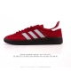 阿迪达斯 Adidas Handball Spezial 低帮三叶草学院风复古休闲板鞋 德训鞋 橡胶底柔软皮革经典运动鞋板鞋。圆头、缝合拼接设计、正面绑带、鞋舌