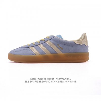 阿迪达斯 Adidas Originals Gazelle Indoor复古三叶草防滑透明橡胶板鞋经典运动鞋。这款经典鞋,忠于原版设计,缀撞色三条纹和鞋跟饰片。