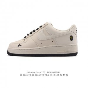 特价 耐克 Nike Air Force 1 '07 Low 空军一号含气垫 低帮百搭小白鞋 厚底增高休闲运动板鞋。柔软、弹性十足的缓震性能和出色的中底设计，横
