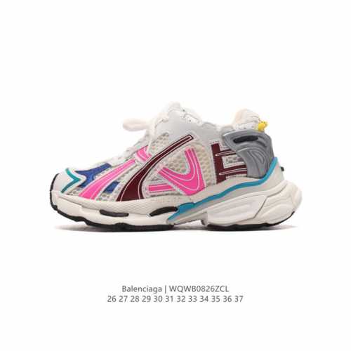 童鞋 新款balenciaga 巴黎世家-Runner 7.0 儿童运动跑步鞋。通过溢胶、做旧、缝线等细节，展示了设计师 Demna 的运动鞋风格，用一双 旧鞋