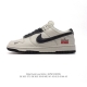 真标 耐克 男女鞋 Nike Dunk Low 运动鞋复古板鞋，尽情迈步，彰显个性风采。采用柔软皮革鞋面，经久耐穿，塑就如元年款 Dunk 般的复古质感。全掌型