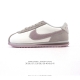 nike Classic Cortez Nylon 耐克阿甘鞋女子运动鞋。秉承元年款经典风格，糅合防水鞋面设计，令双足保持干爽舒适。防水锦纶鞋面强势抵御风雨侵袭