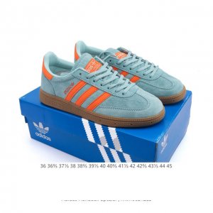 公司级 阿迪达斯 Adidas Handball Spezial 低帮三叶草学院风复古休闲板鞋 德训鞋 橡胶底柔软皮革经典运动鞋板鞋。圆头、缝合拼接设计、正面绑