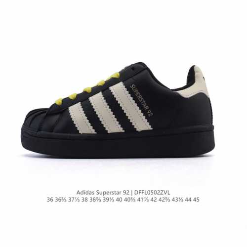 阿迪达斯 Adidas Superstar 三叶草经典贝壳头系列 新款休闲板鞋潮流男女士运动鞋 。鞋面柔软皮革材质 标志性的贝壳鞋头，锯齿三条纹，简约的线条。就