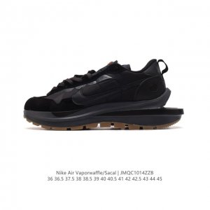 真标 耐克 Sacai X Nike Vaporwaffle 华夫三代3.0 走秀重磅联名款运动鞋 。鞋款由pegasus与vaporfly两款鞋型的设计元素共