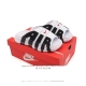 耐克 Nike Air More Uptempo Slide皮蓬拖鞋 休闲沙滩鞋 家居拖鞋 以流行于街头的涂鸦文化为设计灵感，整体的设计风格夸张而充满魅力，厚实