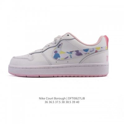 二层皮 耐克 Nike 女子运动鞋 Court Borough Low 小空军低帮板鞋。1.其皮革材质的鞋面结合网眼鞋舌，在出众外观与质感的同时提供稳固支撑，并