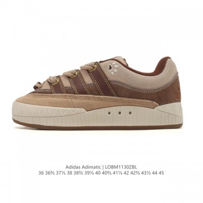 阿迪达斯 Adidas Adimatic 马蒂奇系列男女鞋 低帮复古鲨鱼面包鞋运动休闲滑板板鞋。整个鞋面由牛皮革制成，搭配品牌标志性大尺寸三条纹 Logo，超宽