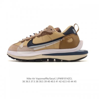 耐克 Sacai X Nike Vaporwaffle 华夫三代3.0 走秀重磅联名款运动鞋 。鞋款由Pegasus与Vaporfly两款鞋型的设计元素共同构建