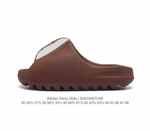 真标 阿迪达斯 Adidas Yeezy Slide 经典运动拖鞋时尚厚底增高男女一字拖鞋。Yeezy Slide椰子拖鞋的外观十分吸引人，融合了舒适与时尚的元