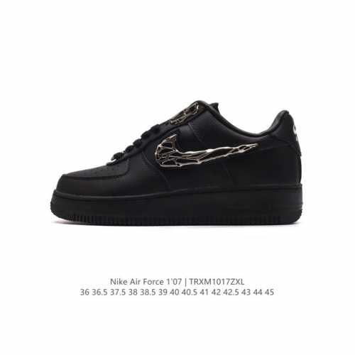 耐克 Nike Air Force 1 '07 Low 空军一号含气垫 低帮百搭厚底增高休闲运动板鞋。柔软、弹性十足的缓震性能和出色的中底设计，横跨复古与现代的