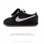 Nike Classic Cortez Nylon 耐克阿甘鞋 超大鞋舌 男女子运动鞋，秉承元年款经典风格，糅合防水鞋面设计，令双足保持干爽舒适。防水锦纶鞋面强