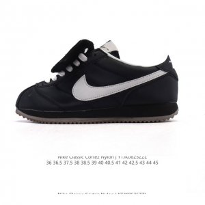 Nike Classic Cortez Nylon 耐克阿甘鞋 超大鞋舌 男女子运动鞋，秉承元年款经典风格，糅合防水鞋面设计，令双足保持干爽舒适。防水锦纶鞋面强