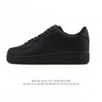 耐克 Nike Air Force 1 '07 Low 空军一号含气垫 低帮百搭厚底增高休闲运动板鞋。柔软、弹性十足的缓震性能和出色的中底设计，横跨复古与现代的