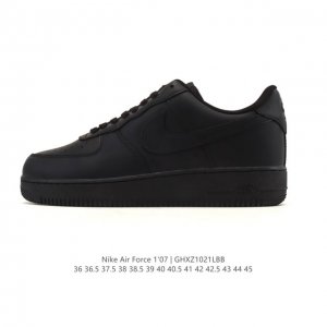 耐克 Nike Air Force 1 '07 Low 空军一号含气垫 低帮百搭厚底增高休闲运动板鞋。柔软、弹性十足的缓震性能和出色的中底设计，横跨复古与现代的