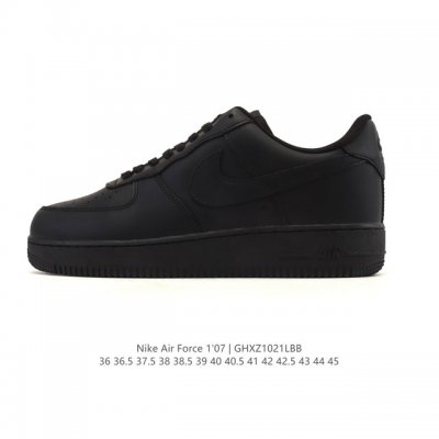 耐克 Nike Air Force 1 '07 Low 空军一号含气垫 低帮百搭厚底增高休闲运动板鞋。柔软、弹性十足的缓震性能和出色的中底设计，横跨复古与现代的