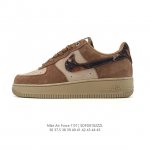 耐克 Nike Air Force 1 '07 Low 空军一号含气垫 低帮百搭厚底增高休闲运动板鞋。柔软、弹性十足的缓震性能和出色的中底设计，横跨复古与现代的