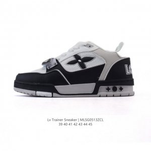 lv Skate Sneaker 路易威登 2025年新款运动板鞋 蛇年限定 春夏秀场初次亮相，此次以粒面牛皮革焕新呈现。加垫鞋领和鞋舌援引滑板鞋设计，科技鞋带