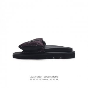 Lv 拖鞋系列 Louis Vuitton 沙滩休闲拖鞋 Louis Vuitton Lv 路易威登 潮流经典魔术贴一字拖鞋延续经典 上脚舒适性极好 鞋轻不跑脚