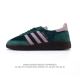 公司级 阿迪达斯 Adidas Handball Spezial 低帮三叶草学院风复古休闲板鞋 德训鞋 橡胶底柔软皮革经典运动鞋板鞋。圆头、缝合拼接设计、正面绑