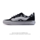 130 万斯 Vans Knu-Skool Vr3 Lx 面包鞋皮革鞋面。坎普尔·茱利安系列低帮复古硫化休闲运动板鞋“肥胖版大Logo”要说整个2023年最为热