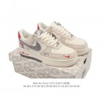 耐克 Nike Air Force 1 '07 Low 空军一号含气垫 小白鞋 低帮百搭厚底增高休闲运动板鞋。柔软、弹性十足的缓震性能和出色的中底设计，横跨复古