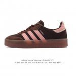 Adidas 阿迪达斯 男女款运动鞋 三叶草Samba Velentine 休闲鞋 德训鞋 复古板鞋经典运动鞋。一款阿迪达斯的Samba面包鞋，该鞋具有厚实的用