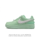 耐克 空军一号 Af1 低帮休闲板鞋 Ambush X Nk Air Force 7 Low Sp 空军一号联名标志性的swoosh延伸至鞋跟之外，鞋舌和鞋垫上