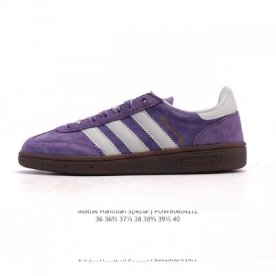 阿迪达斯 Adidas Handball Spezial 低帮三叶草学院风复古休闲板鞋 德训鞋 橡胶底柔软皮革经典运动鞋板鞋。圆头、缝合拼接设计、正面绑带、鞋舌
